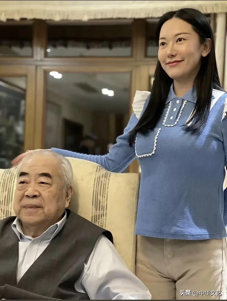 不是一家人，不进一家门。
87岁书画名家范曾和小50妻子徐萌，除了年龄有一点儿差