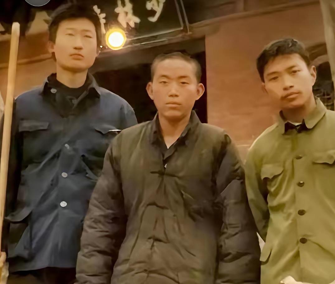 1981年，16岁释永信只身奔赴嵩山少林寺出家。这张照片，是他和同期入寺的两位同