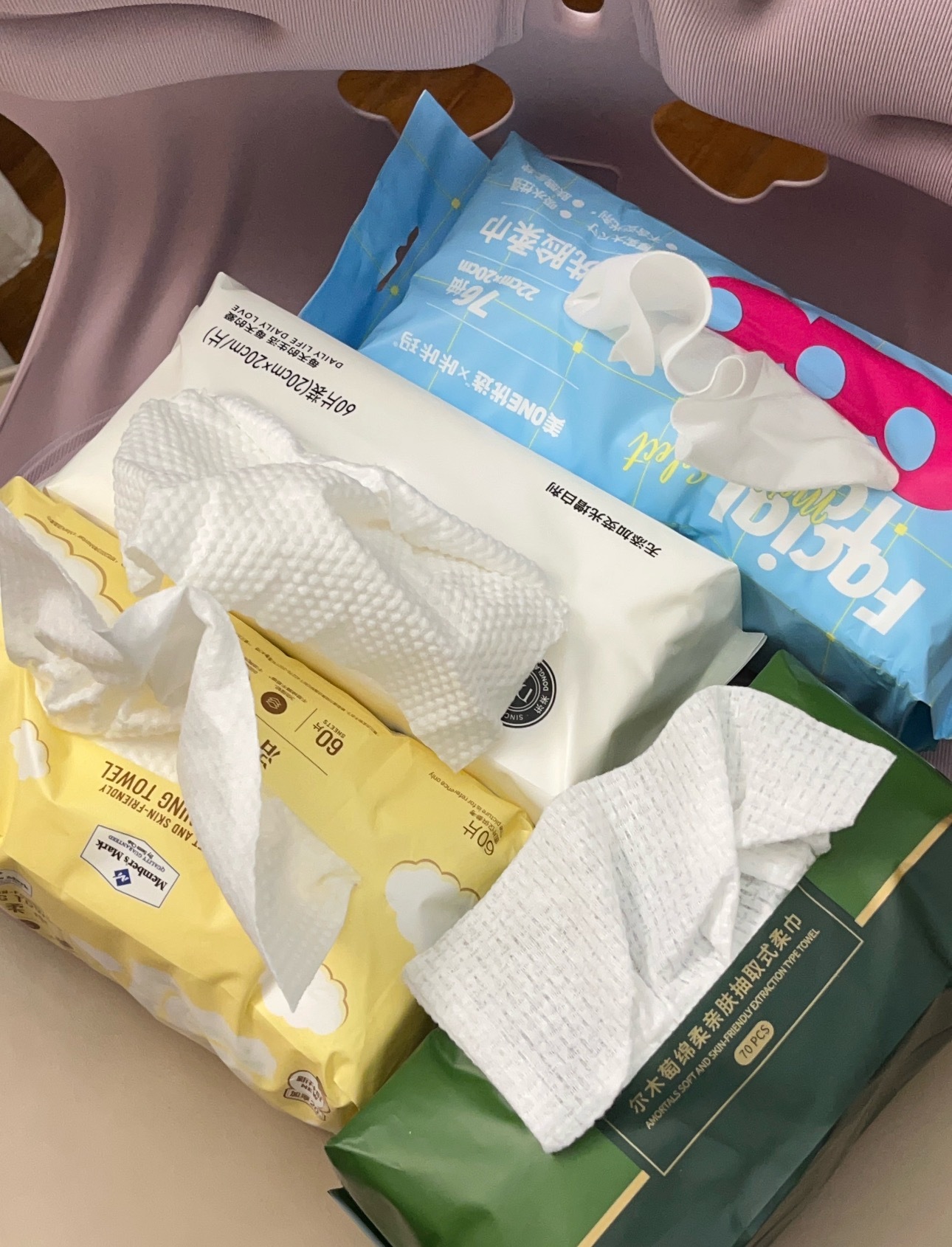洗脸巾残留化学纤维存在安全风险，当初大家用毛巾用的好好的，突然就说毛巾不干净不安