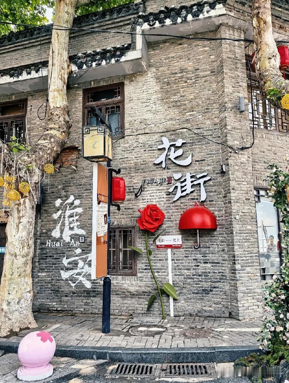 青石板路被树荫筛下斑驳光影，两侧青砖灰瓦的老木屋，带着明清遗存的温润肌理。遮天蔽