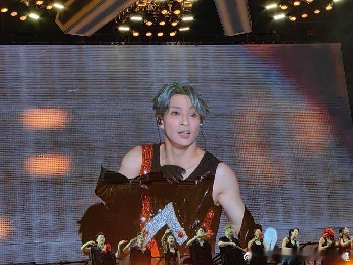 #大屏上的薛之谦#名不虚传的大屏战神薛之谦，用氛围感征服了所有人。 ​​​