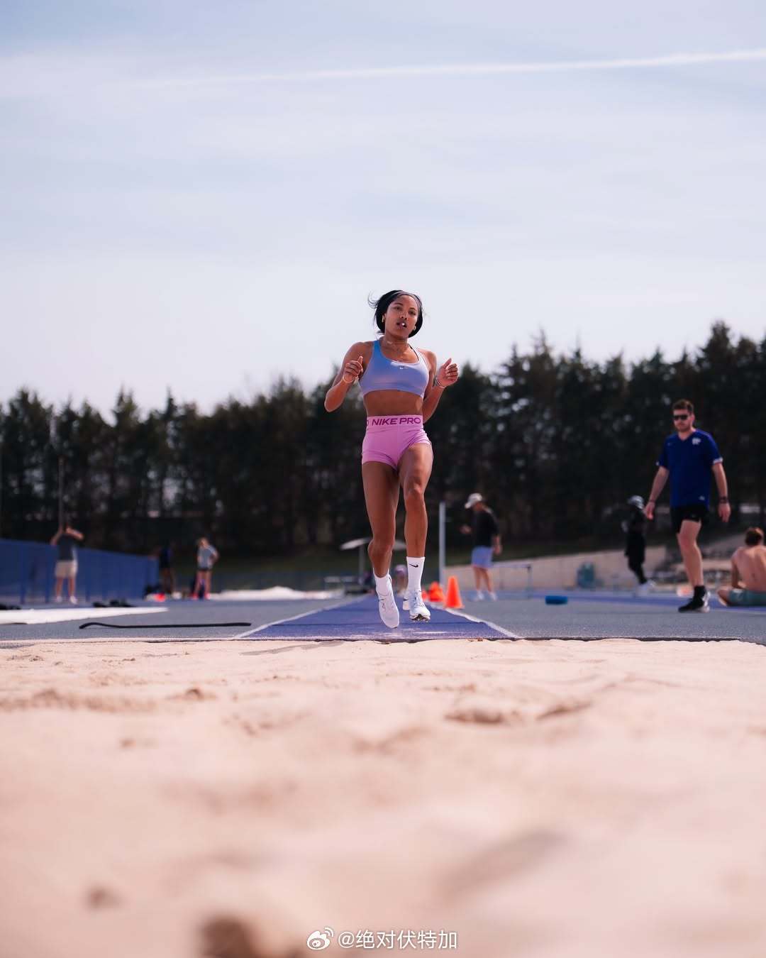 美国女子跳远精英 Tara Davis-Woodhall 塔拉戴维斯穿了一双疑似