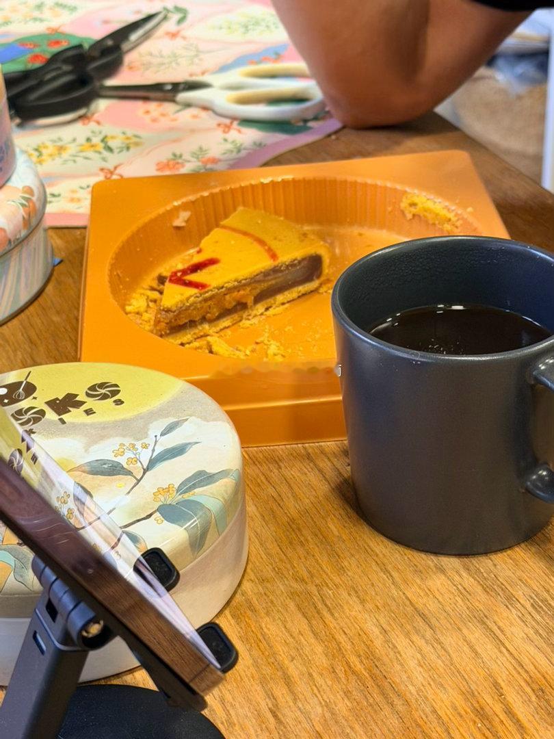大月饼从国内发来过期十天了…但还是给队友了昨儿给的今儿早上一看….就剩这么点现在