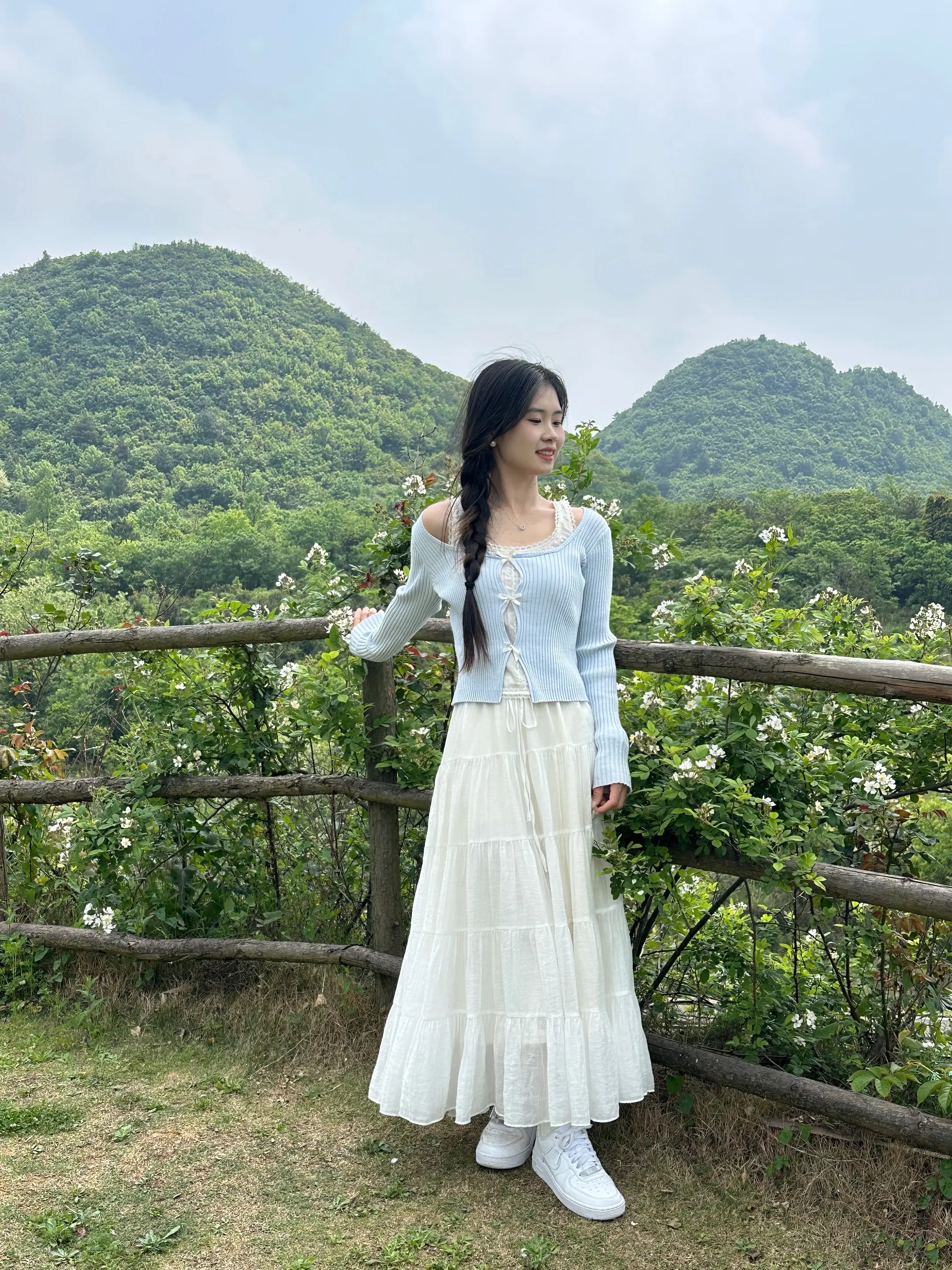 18岁的小弟弟就别加我了，阿姨我今年要24岁了，实在不忍心伤害你们，来...