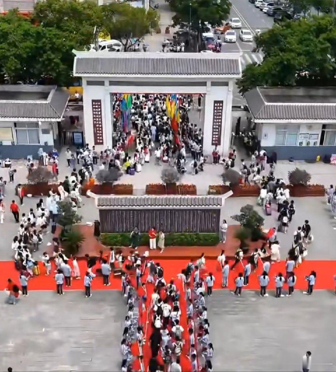 今天是高考第一天，1290万学子参加高考。十二年寒窗苦读，今日执笔为剑，来日金接