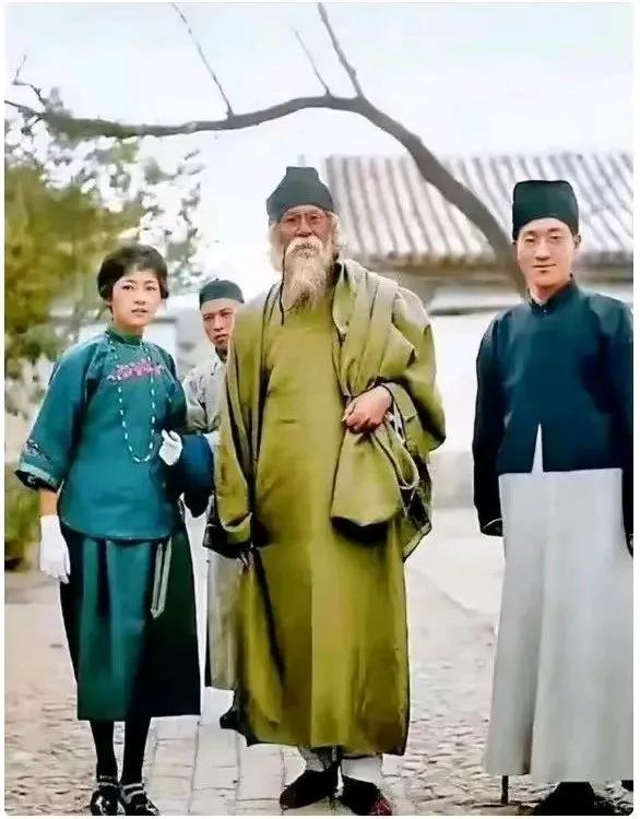 1924年4月 ， 著名印度诗人、哲学家泰戈尔受中国文化界（如梁启超、蔡元培等推