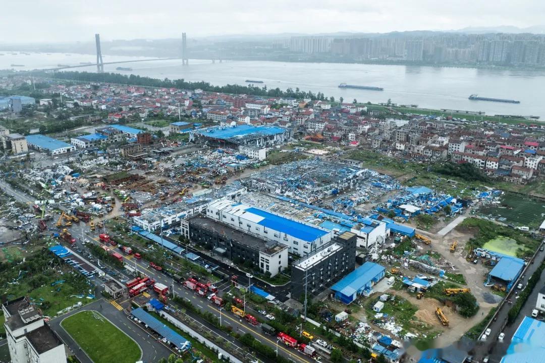 微博知名博主 湖北强对流天气致11人死亡，黄冈遭历史罕见龙卷风袭击，多辆重型货车