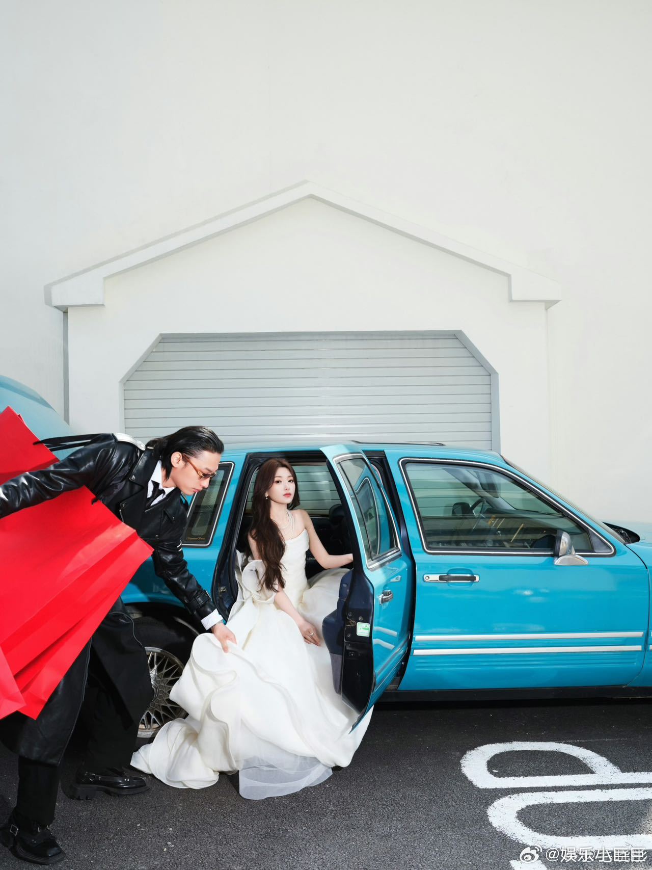 毛晓彤抹胸白裙真的被毛晓彤抹胸白裙的氛围感戳中！没有刻意的端庄，反而多了份随性不