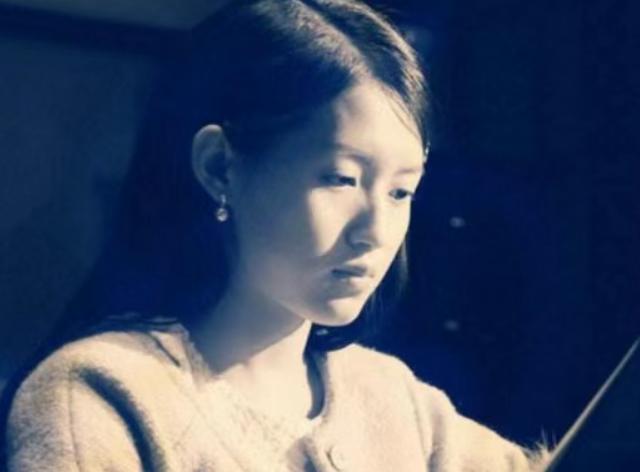 1934年，新婚后不久，才女作家苏青就撞见丈夫与表嫂约会，她隐忍不发，接连生下5