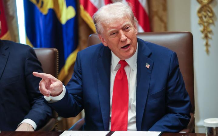 特朗普又变卦了。
关于访华，他说：因为战争，我想留在这里。我觉得我必须留在这里。