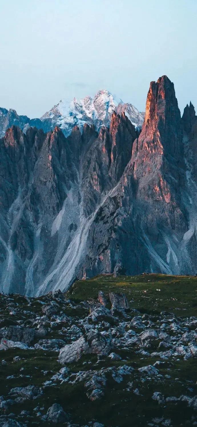 在中原大地的西北边陲，有一座名为玉门关的要塞，它宛如一头巨兽，横亘在大漠与中原之