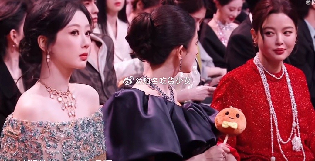 杨幂杨紫辛芷蕾同框杨幂杨紫辛芷蕾坐一起 厉害了！！！！ 