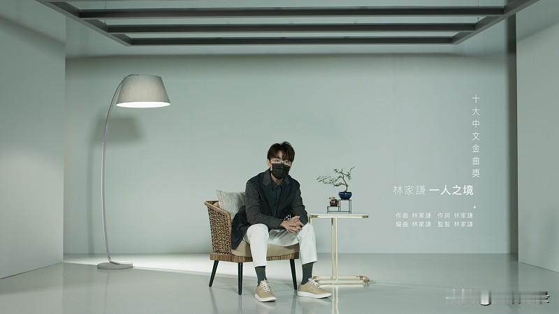 欢声笑语之后
是想要享受
无尽的孤单
而孤单
是一个人的安静
偶尔热闹
更多的是