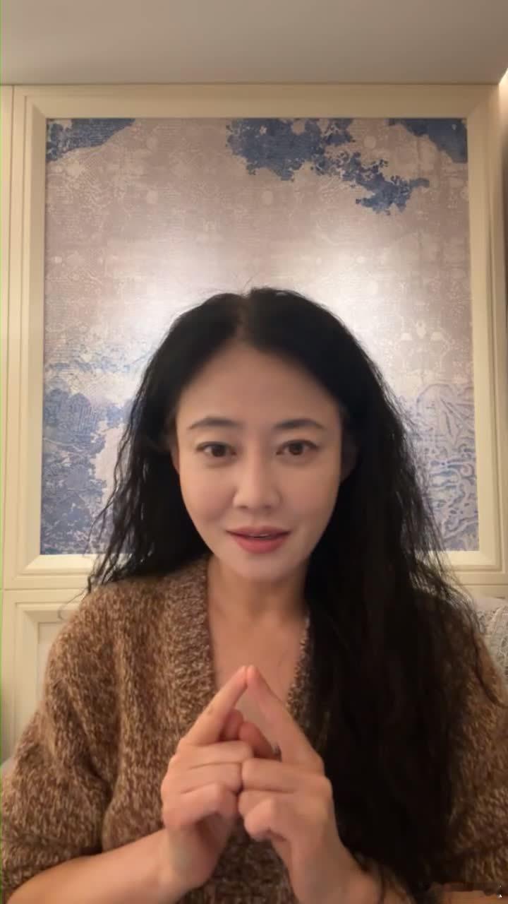 谭卓是我凌晨的心灵按摩师  谭卓的直播真是打破我对内娱直播的刻板印象。听她和观众