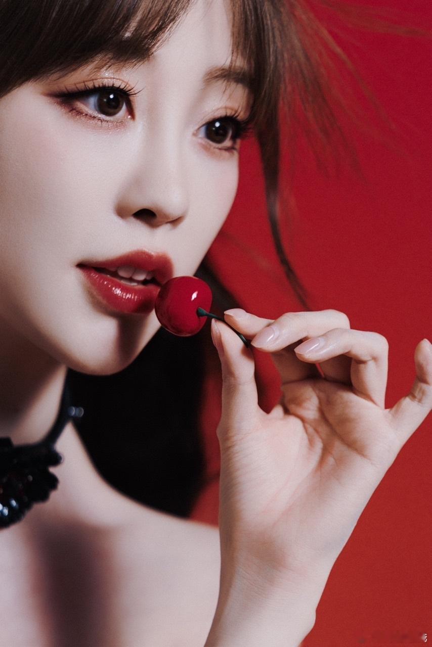 祝绪丹穿酒红色好特别！完全是樱桃小蛋糕🍒 ​​​