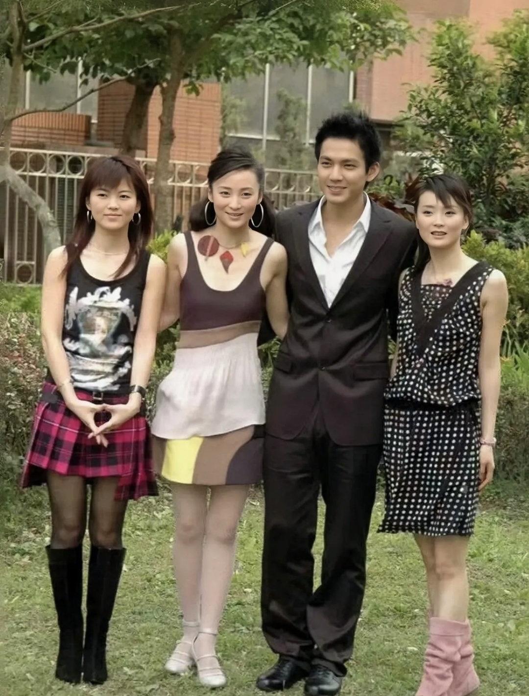 2002年，拍摄电视剧《四大名捕会京师》时，四位演员的合影。

左起，李湘、蒋勤