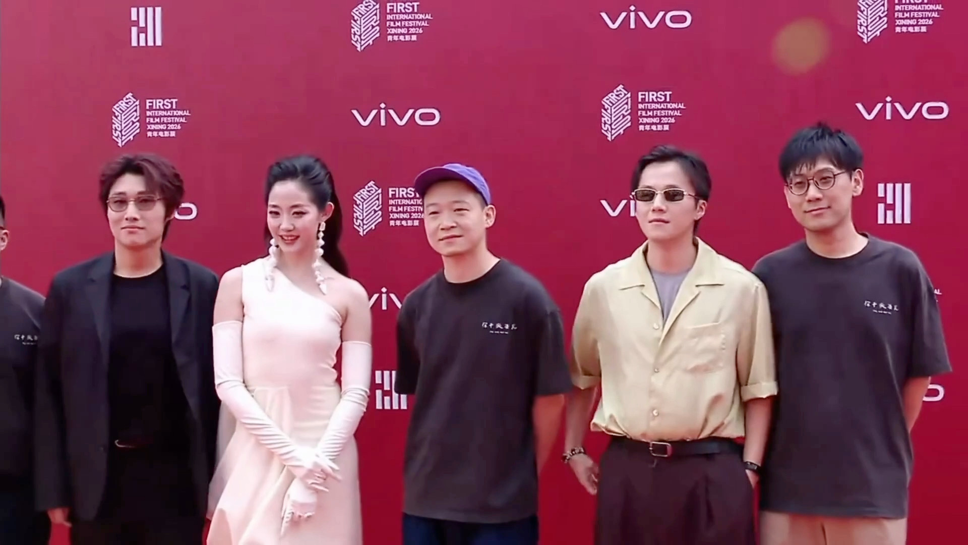 万千惠第一次以演员身份走红毯万千惠带作品走电影节红毯了全新身份解锁！万千惠携作品