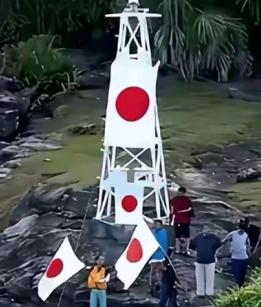 很多人刷到钓鱼岛的新闻都会忍不住问一句：那座日本人偷偷建的破灯塔，杵在咱们岛上几