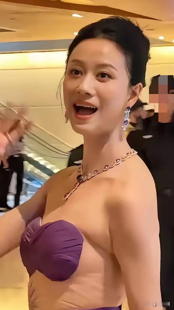 好突兀，说实话，这穿着真不好看，过去的人都说穿衣打扮看家当，现在的人穿衣打扮已经