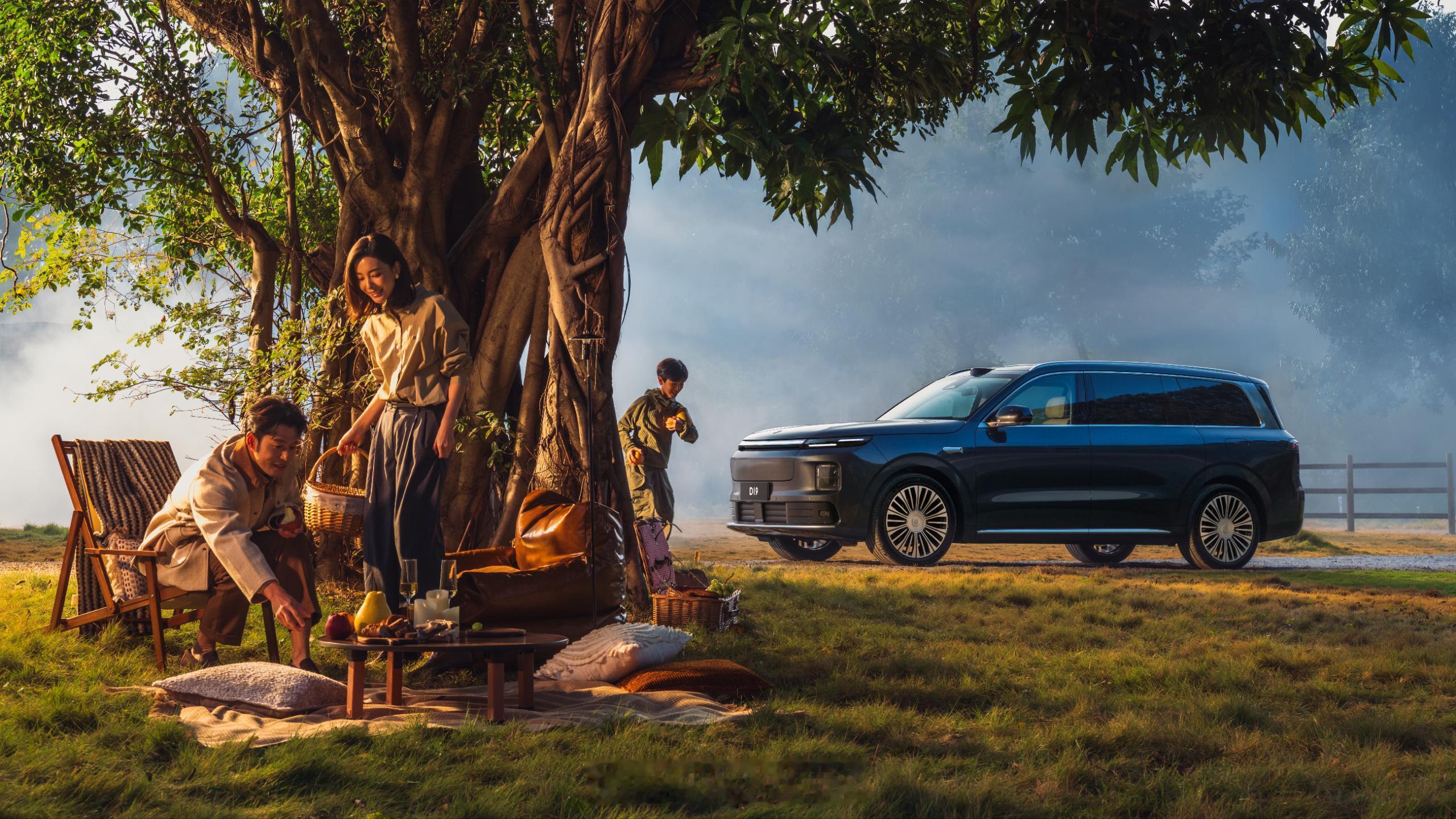 零跑D19更多内饰官图公布，似乎增加了一个可以实现全平的232七座版本，期待今晚