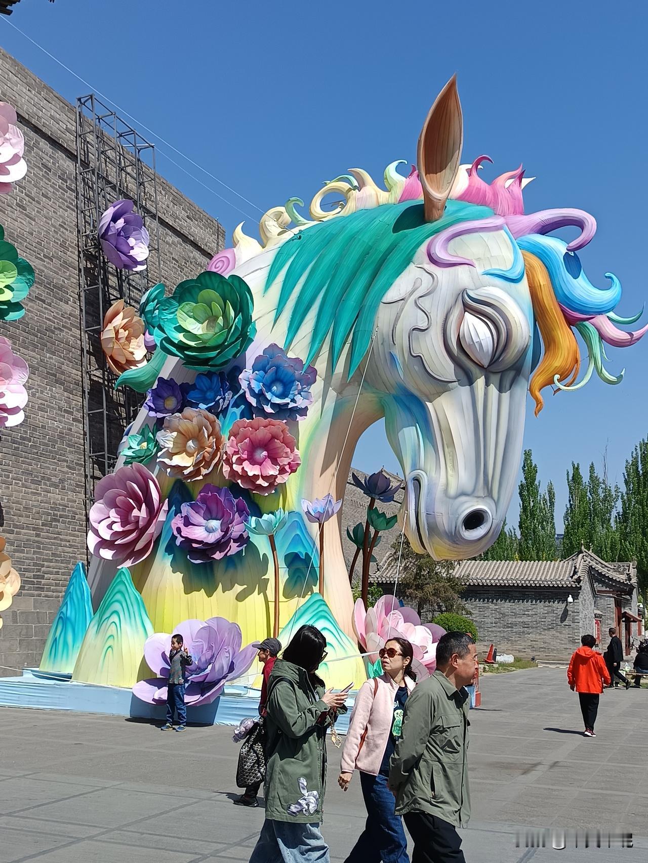 拓拔大集

清晨，驼铃与马蹄声交织，拓拔大集醒了。

鲜卑皮货商正用粗犷手势比划