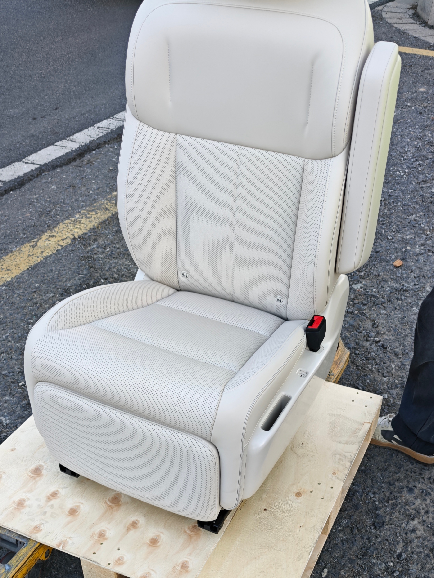 全新的按键和腿托，猜猜这是哪款车的座椅？