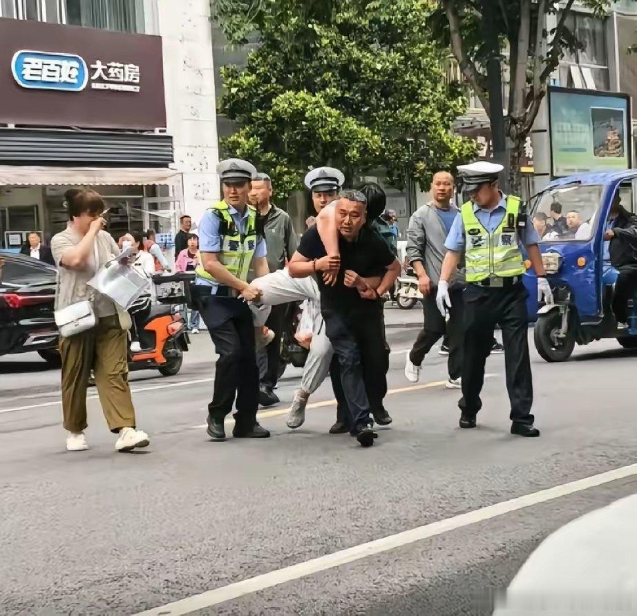 高考之日，有迟到者，有错场者，我皆能予以理解。唯独面对紧张至无法迈步的考生，我无