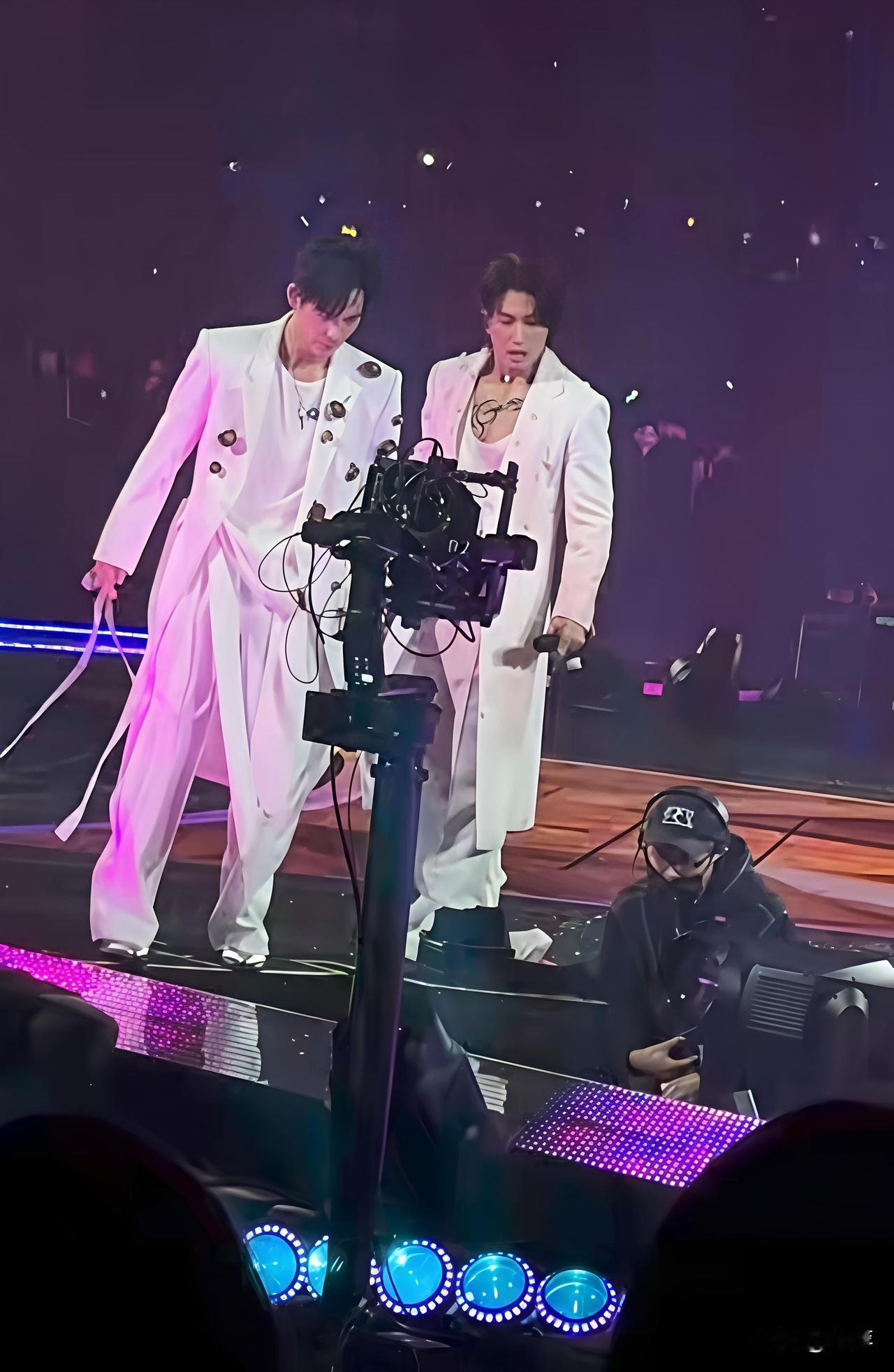 阿信在F4上海演唱会上掉下舞台还好并无大碍，起初阿信吴建豪先发现阿信掉落马上跑过