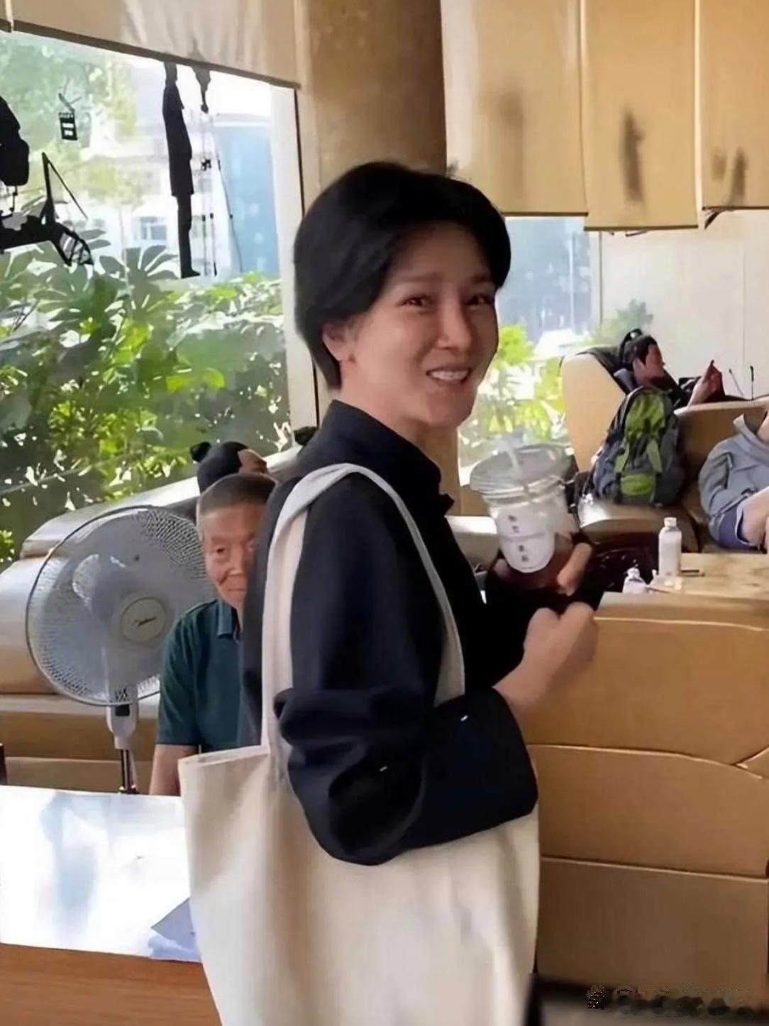 陈小纭的素颜和精修，怎么看起来和鹿晗一个样子！ ​​​