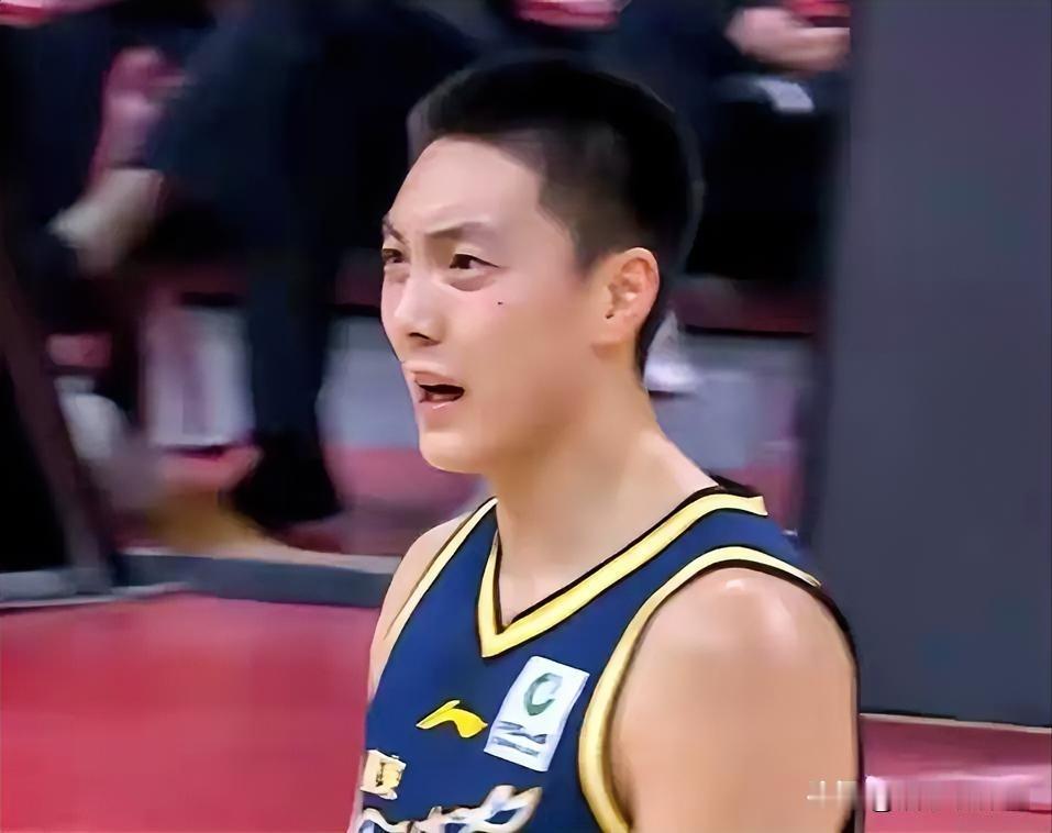 胡明轩位置不保？不是徐杰出色，而是杜峰赛后的这个表态。
cba联赛第十一轮，广东