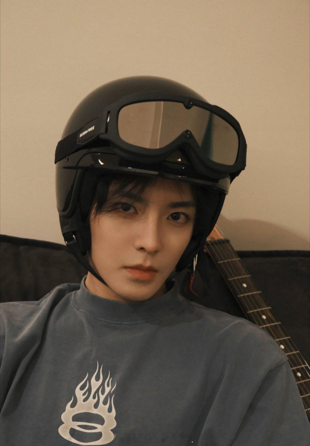 每次看到侯明昊，都被他的帅气和才华惊艳到。他是努力追梦的少年，值得我们一路追随。