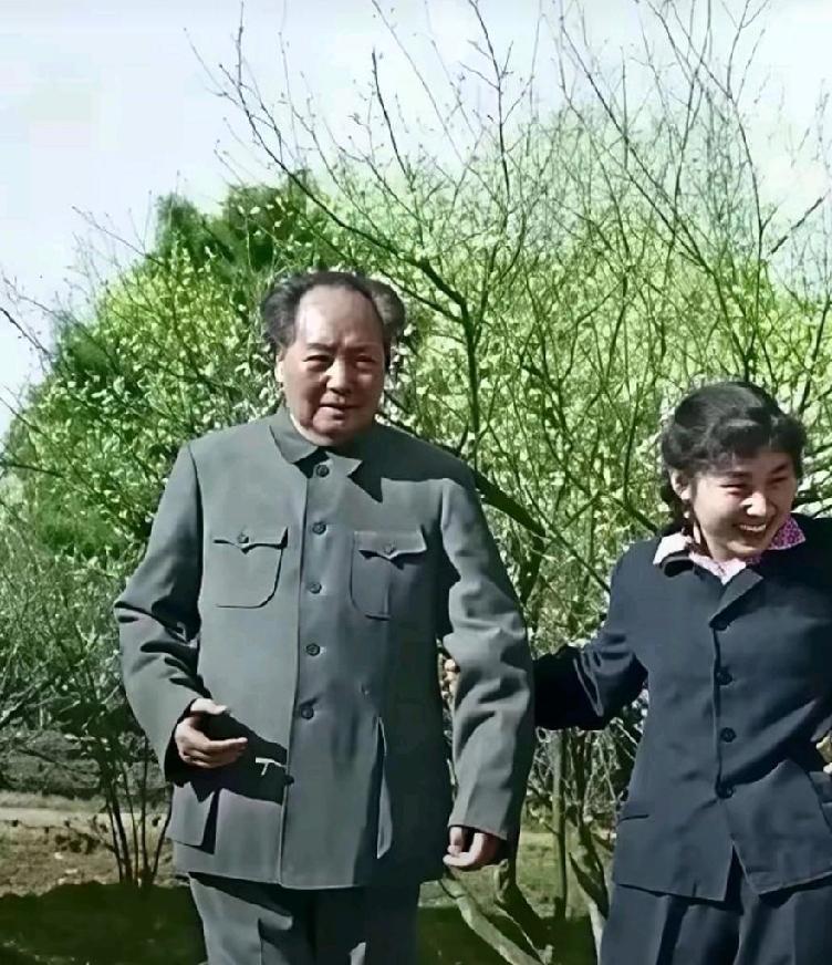 什么叫幸福，这个小女孩不是沉浸在幸福之中吗？