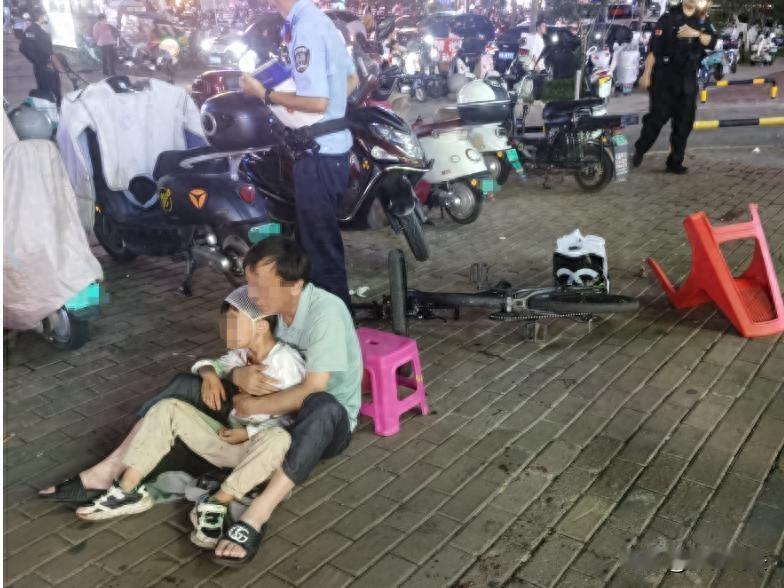 昆明街头，一名8岁男孩骑车路过火锅店，刚巧遇上醉酒男子与老乡推搡劝酒。突然，醉汉