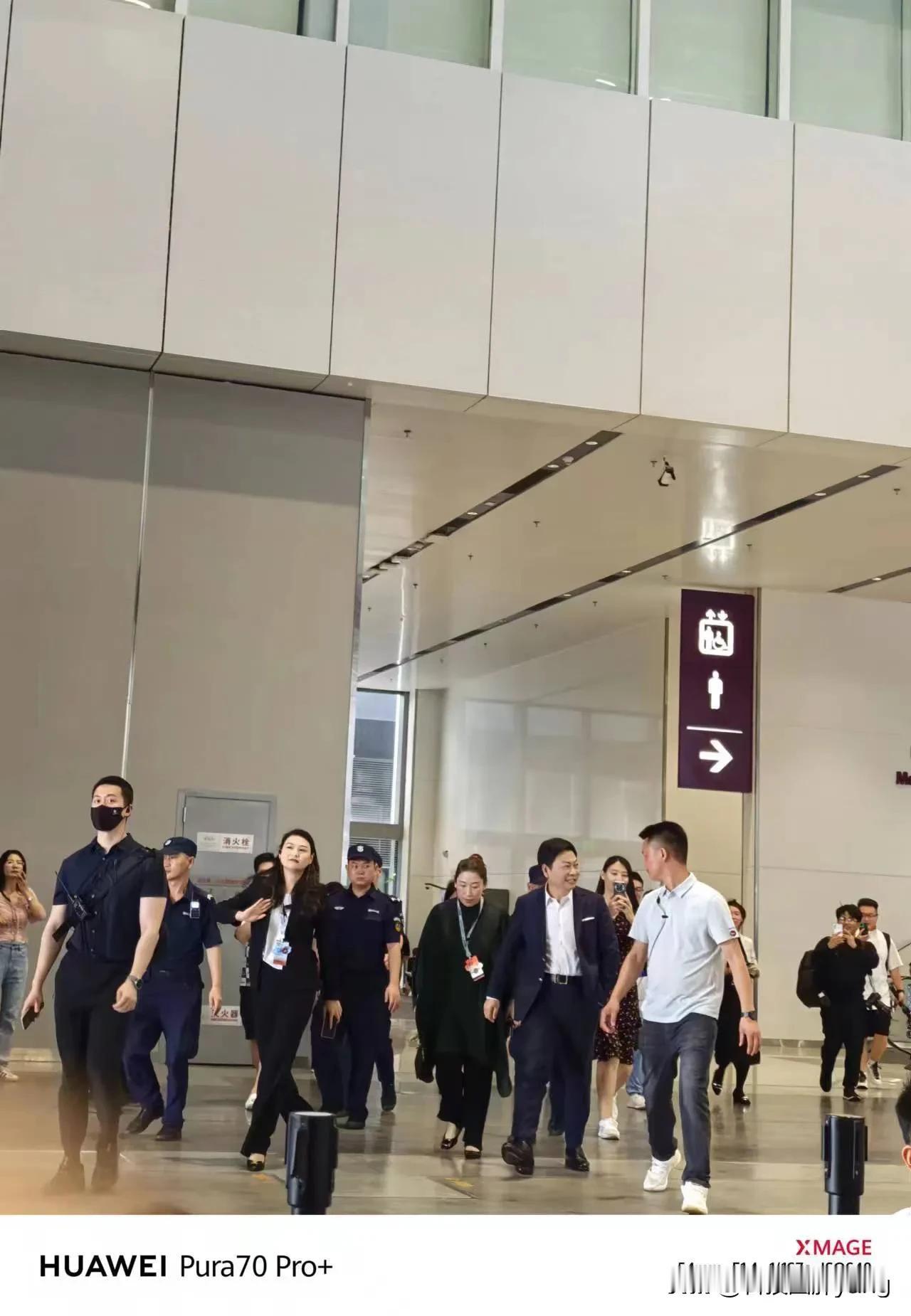 豪华汽车市场又有新动静了，大家期待已久的享界S9预售已经火热开启。这不仅仅是一辆
