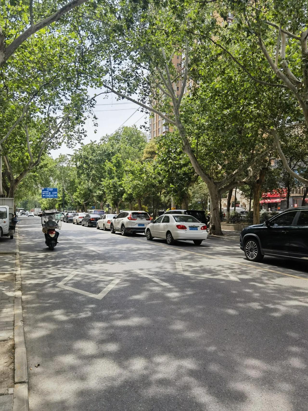 西安含元路太堵了，请看周日下午14:00都这么堵，何况平时呢，那真是太堵了！该路