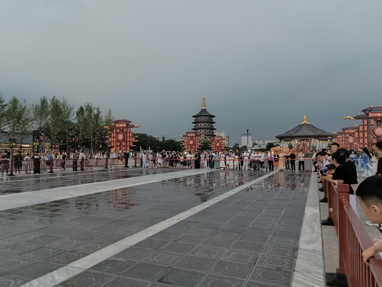 关键时刻，外资纷纷发声：看好内地股市。
朋友对此深信不疑，并想找到这些看好的外资