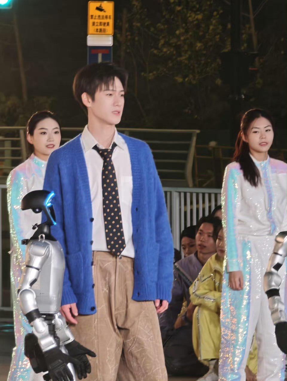 偶遇李昀锐录制央视跨年晚会李昀锐录制央视跨年晚会 好忙的林 