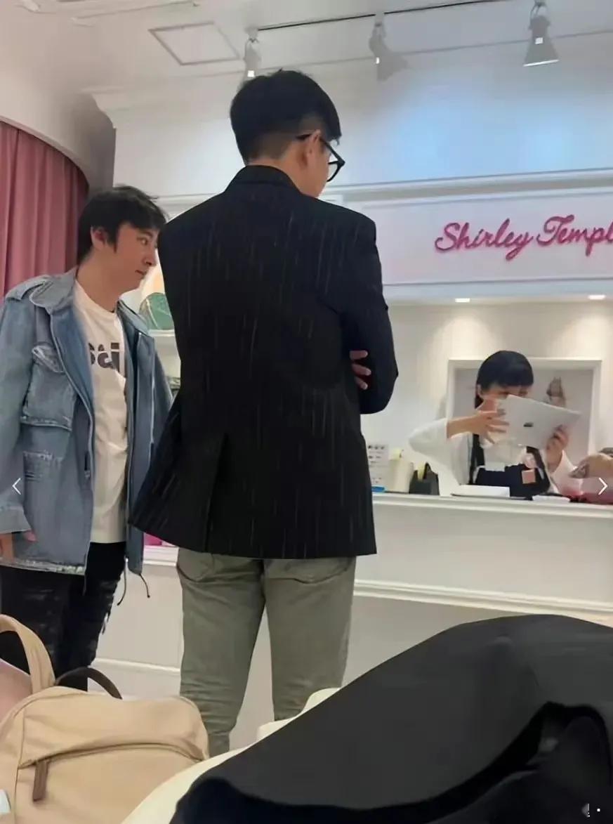 实锤了？王思聪逛童装店疯狂购物，日本街头狂刷手机，皱眉冷脸！6月12日，有网友拍