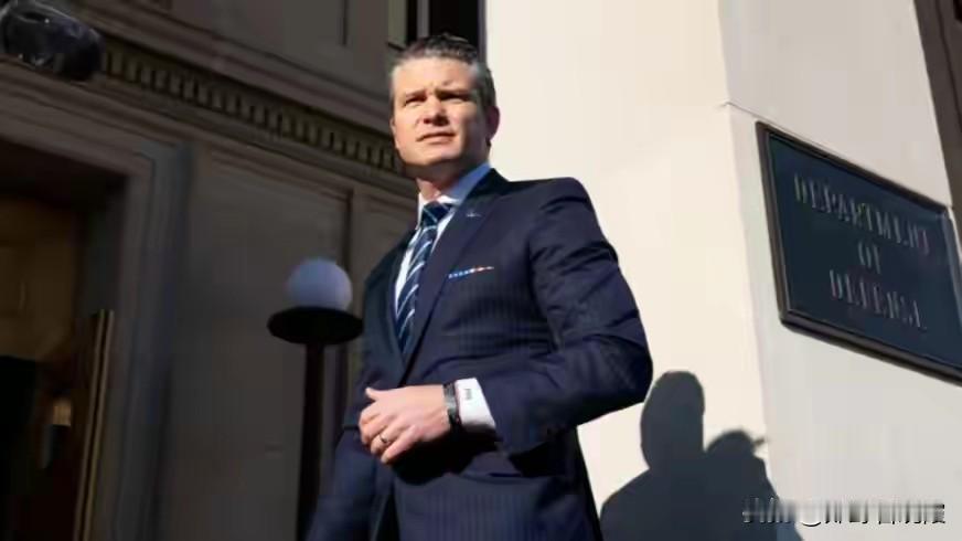 特朗普点头开火？美国航母逼近委内瑞拉，西半球局势骤然升级