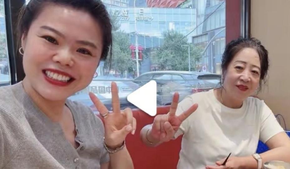 苦茶丹丹香，忽悠火玫瑰给她疯狂消费！
伙伴们，约火玫瑰女士一起去，原来是找火玫瑰