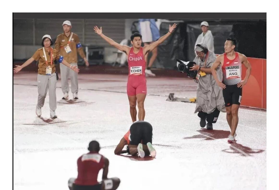 跨栏飞人亚运会男子110跨栏冠军🥇陈圆将！跪地的是日本选手。
    祝福我们