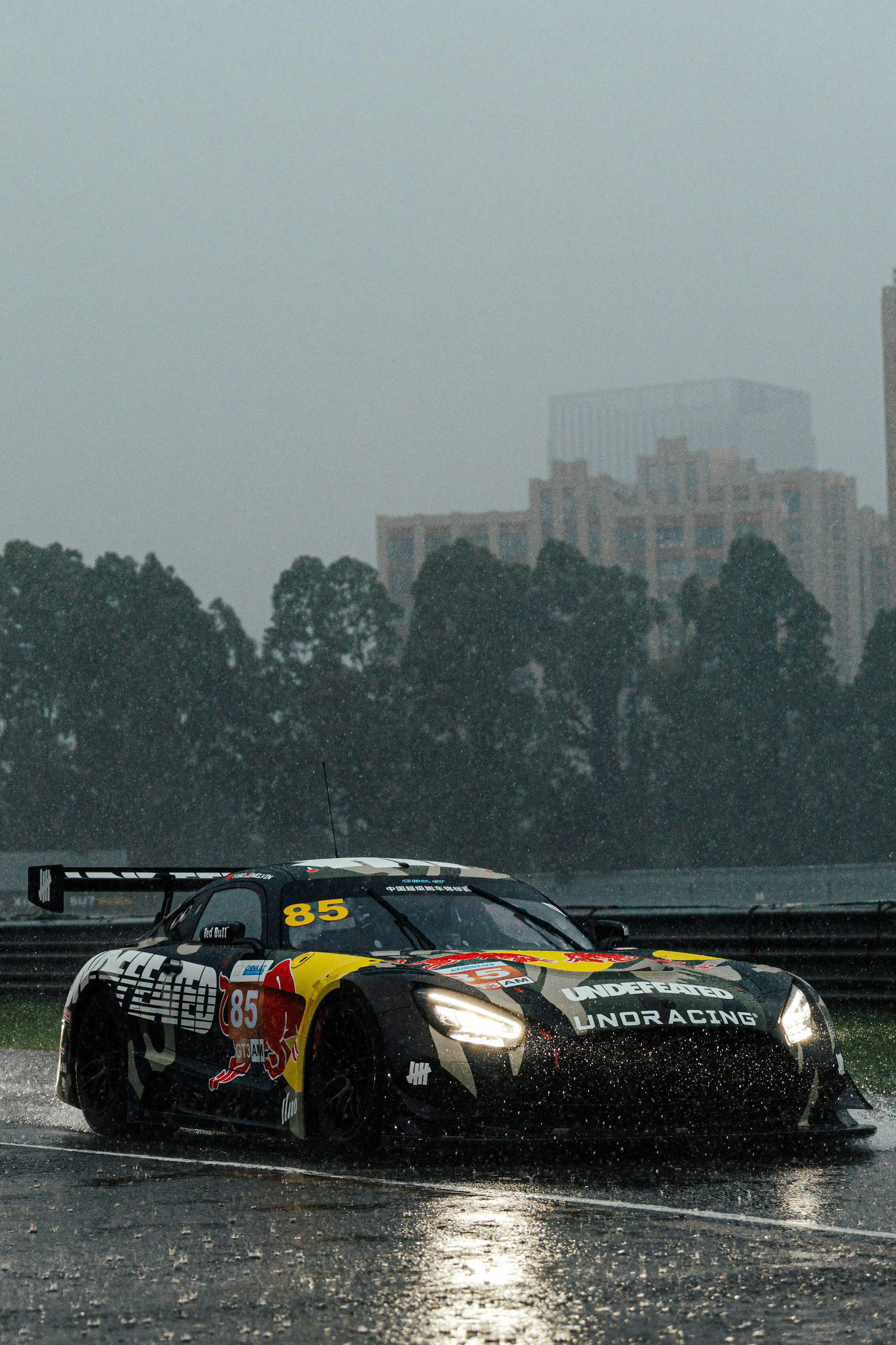 王一博  每次看这个画面都会很感动。85racing王一博暴雨中零失误超车
