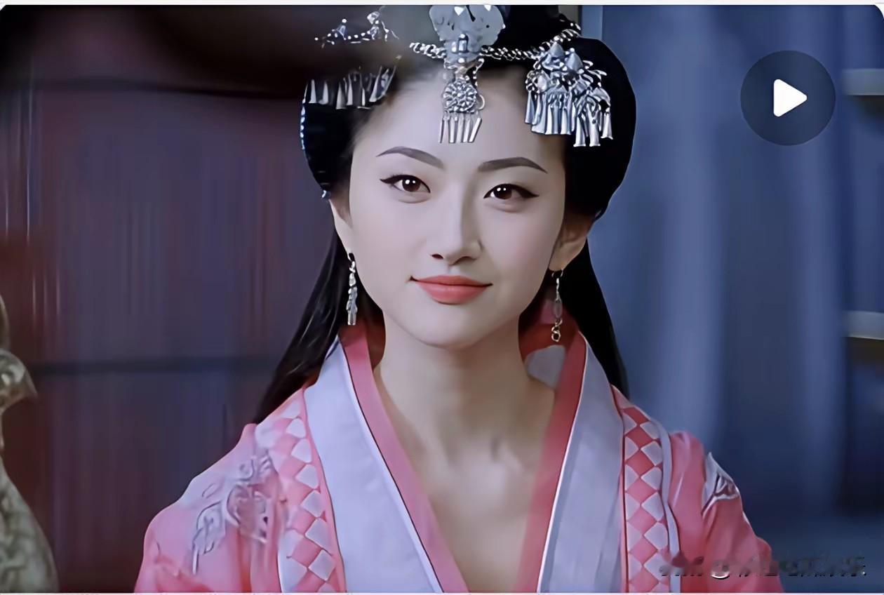 景甜拍战国时21岁演女一号，金喜善是32岁演女二号，景甜是小美，金喜善是大美。