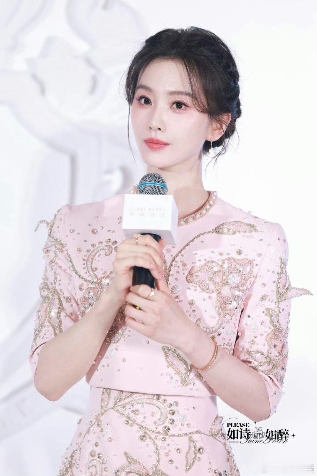 诗诗好美美得像白瓷 