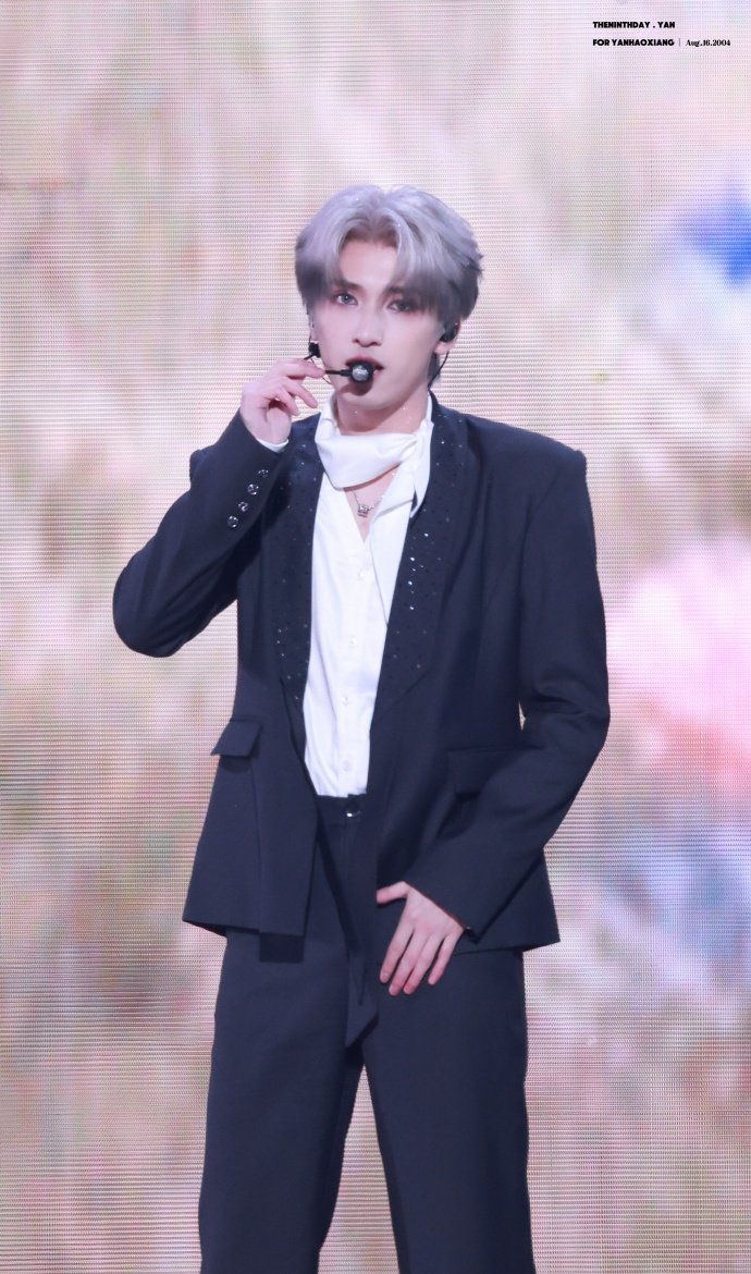 严浩翔野王上线，谁懂今天晚上的严浩翔银黑渐变发色，一整个野感十足搭配他的低音烟嗓