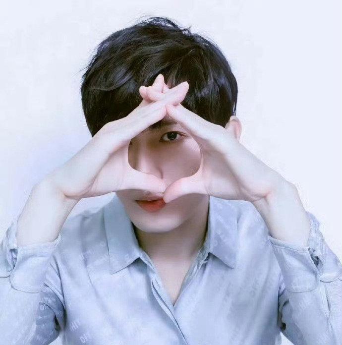 成毅剧一拍完，就低调隐身回老家，一点消息都没有。他说：“两手合十，就代表我们在一