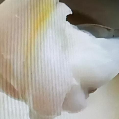 老人常吃猪油，身体还真可能有三种改善。
其一，改善食欲。相较于植物油，猪油独特醇