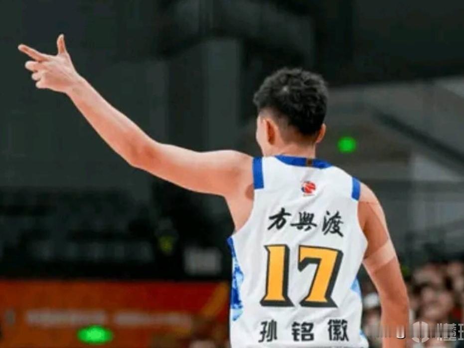 孙铭徽韧带撕裂，广厦麻烦了…在CBA俱乐部半决赛中，比赛第一节，广厦球员孙铭徽突