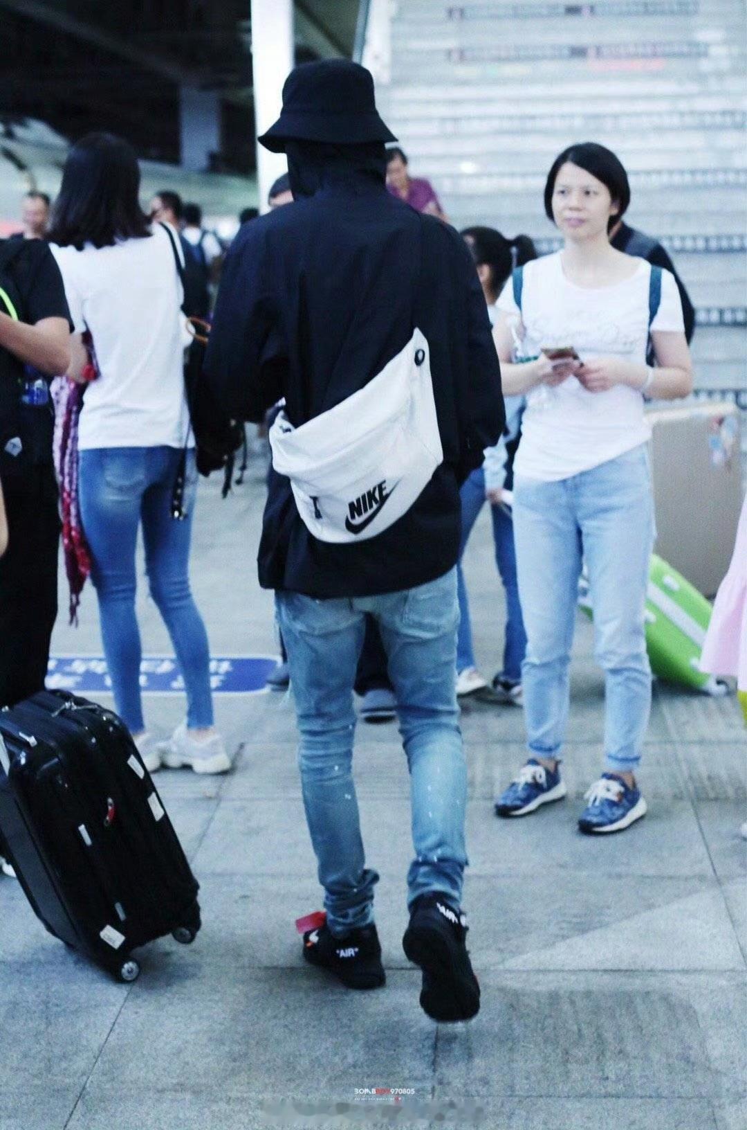 那就不得不提王一博的经典小白包淘宝当年常年畅销同款💚💚💚王一博专挑破包背