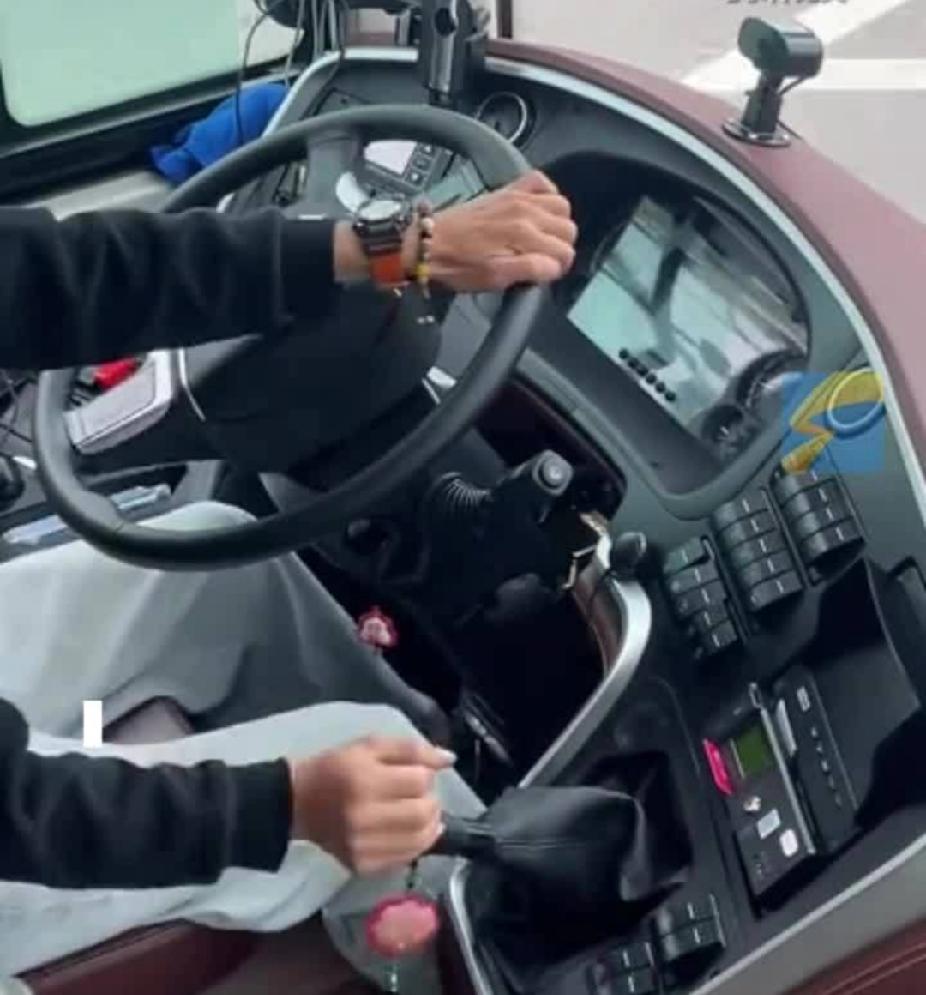 春节期间，青海一家35口人是如何乘坐旅游大巴开启云南自驾游的呢？这背后又有哪些温